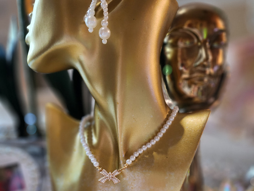Bow Pearls Necklace