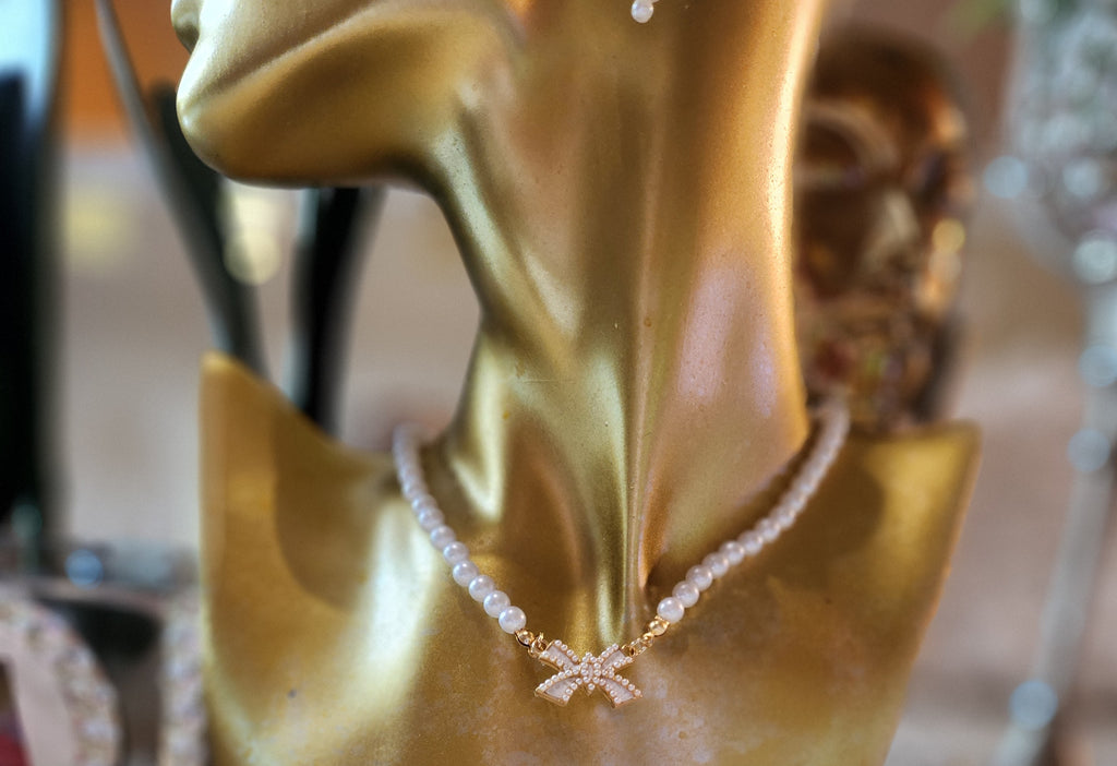 Bow Pearls Necklace