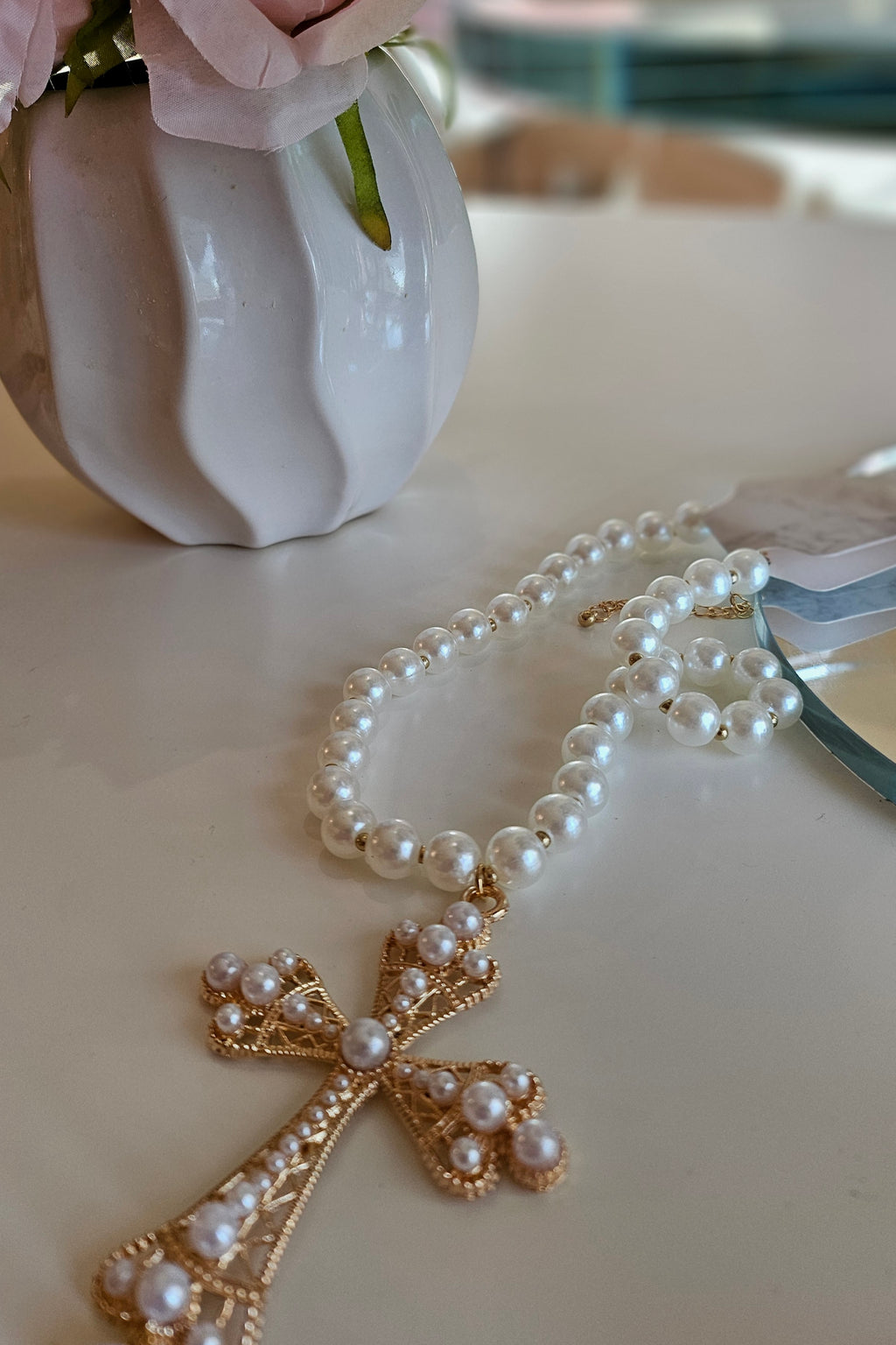 PEARLS AND CRUCIFIX NECKLACE