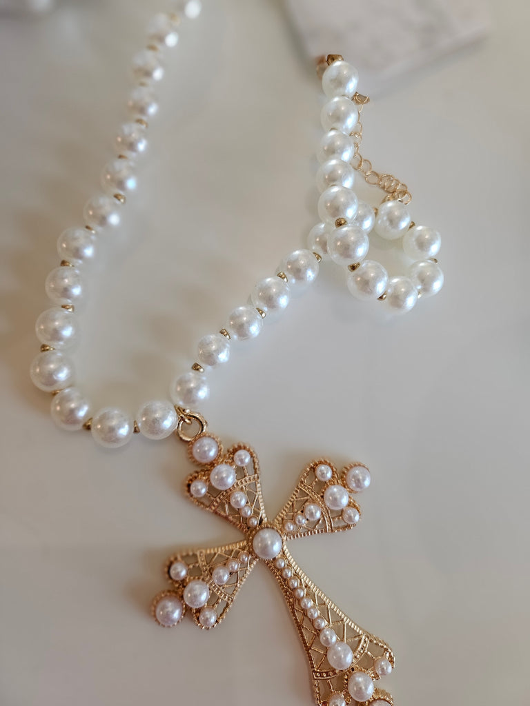 PEARLS AND CRUCIFIX NECKLACE