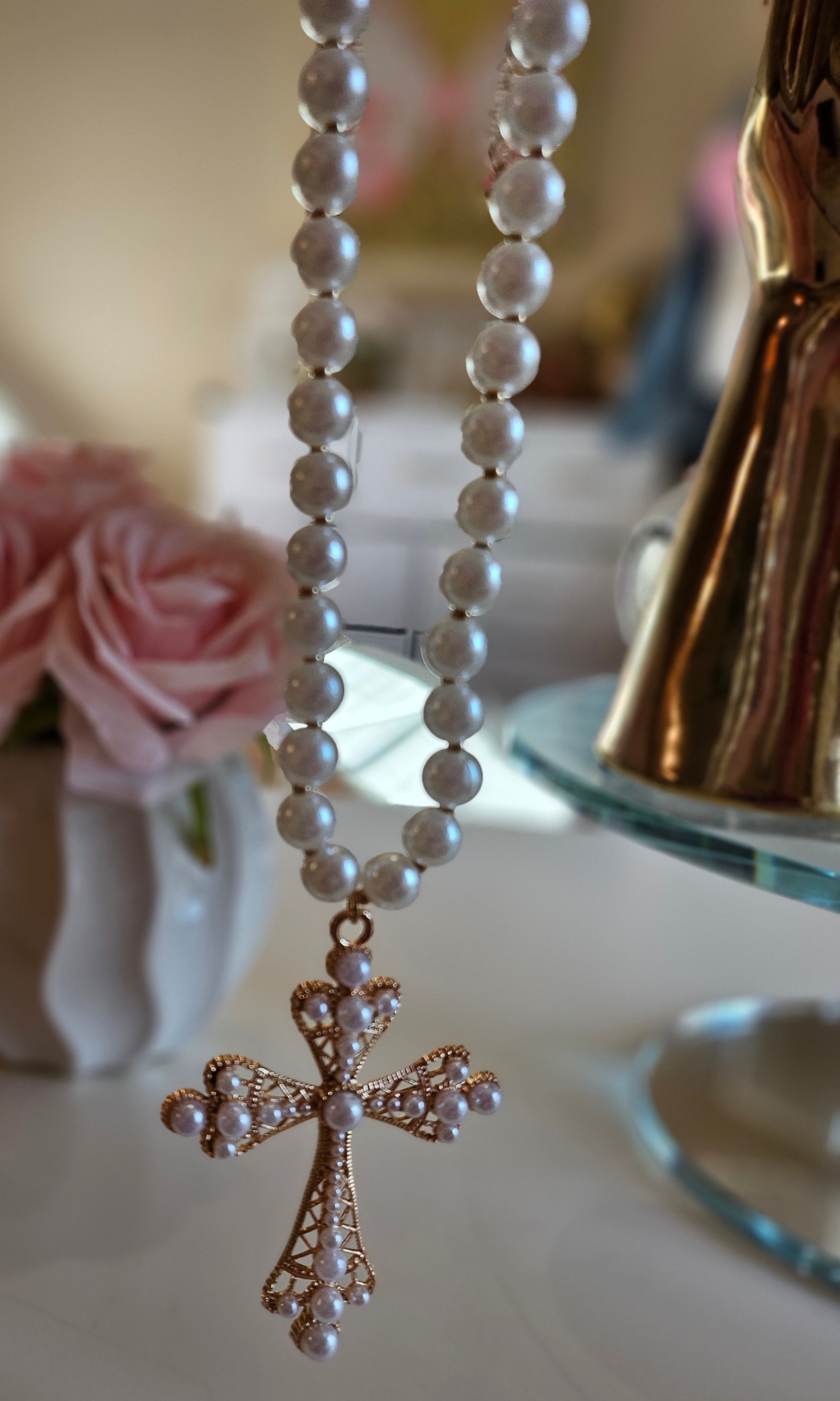 PEARLS AND CRUCIFIX NECKLACE
