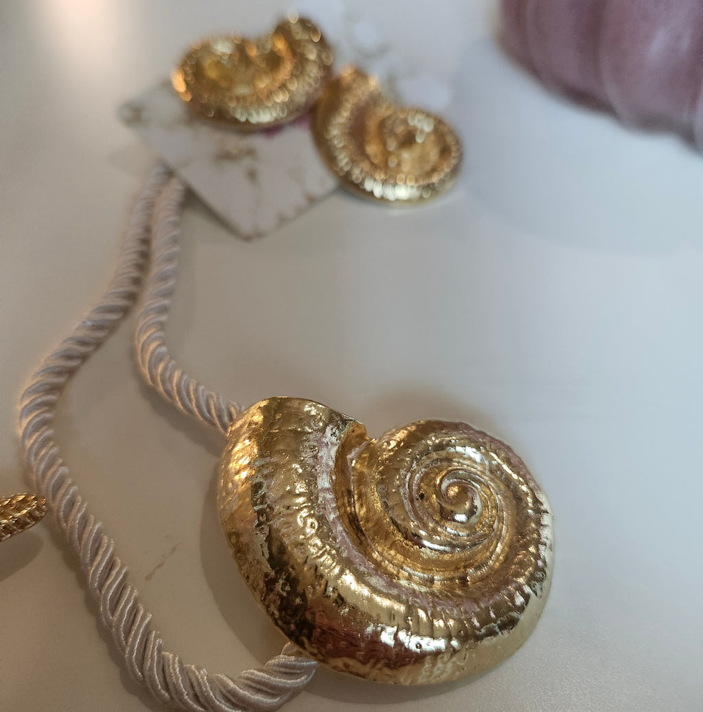 Caracol Necklace Set