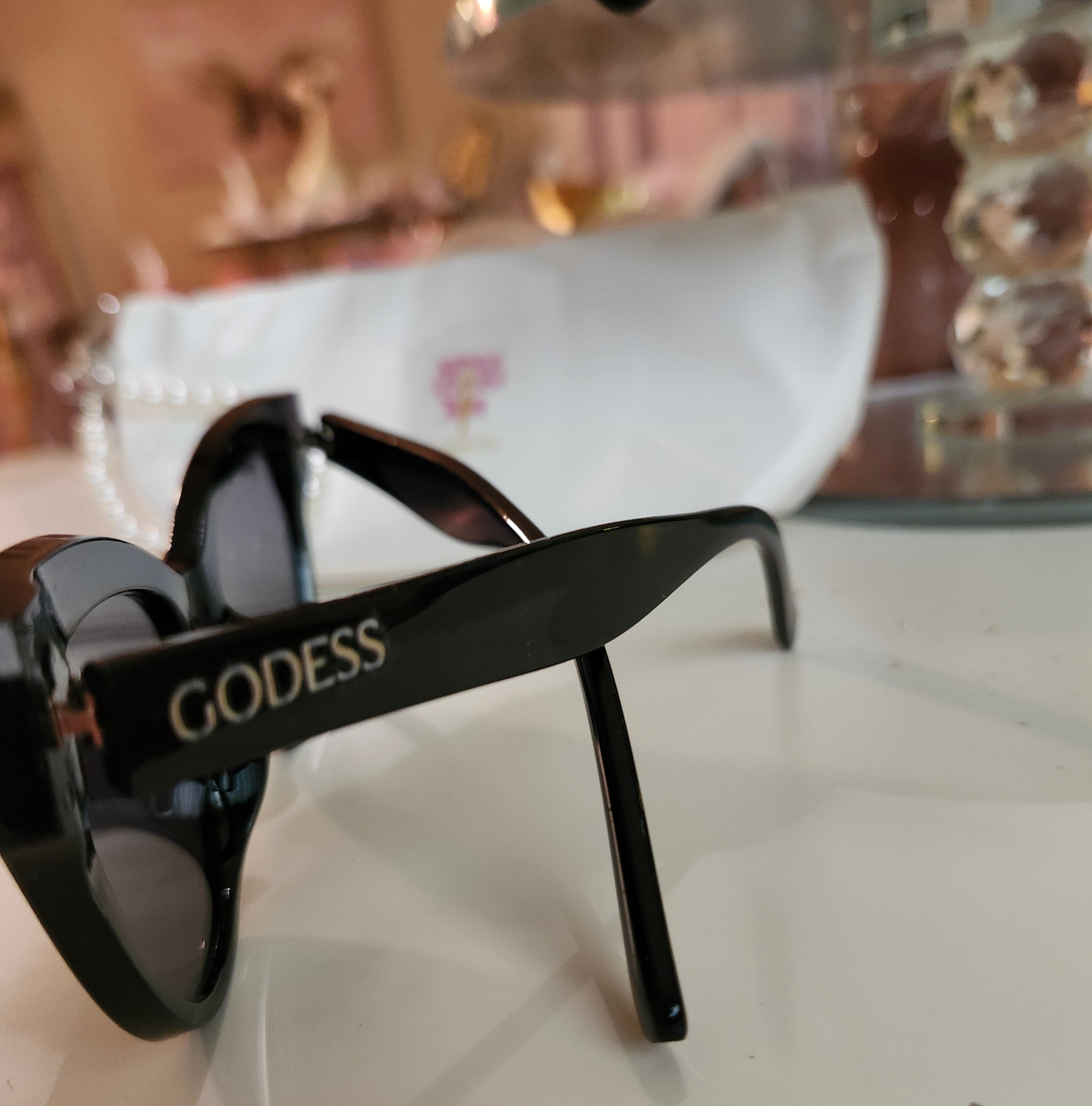 GODESS SUNGLASSES:BLACK N WHITE CAT
