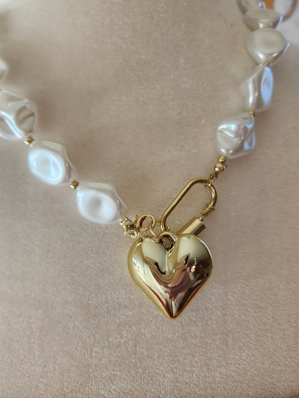 Perlas y corazón Necklace