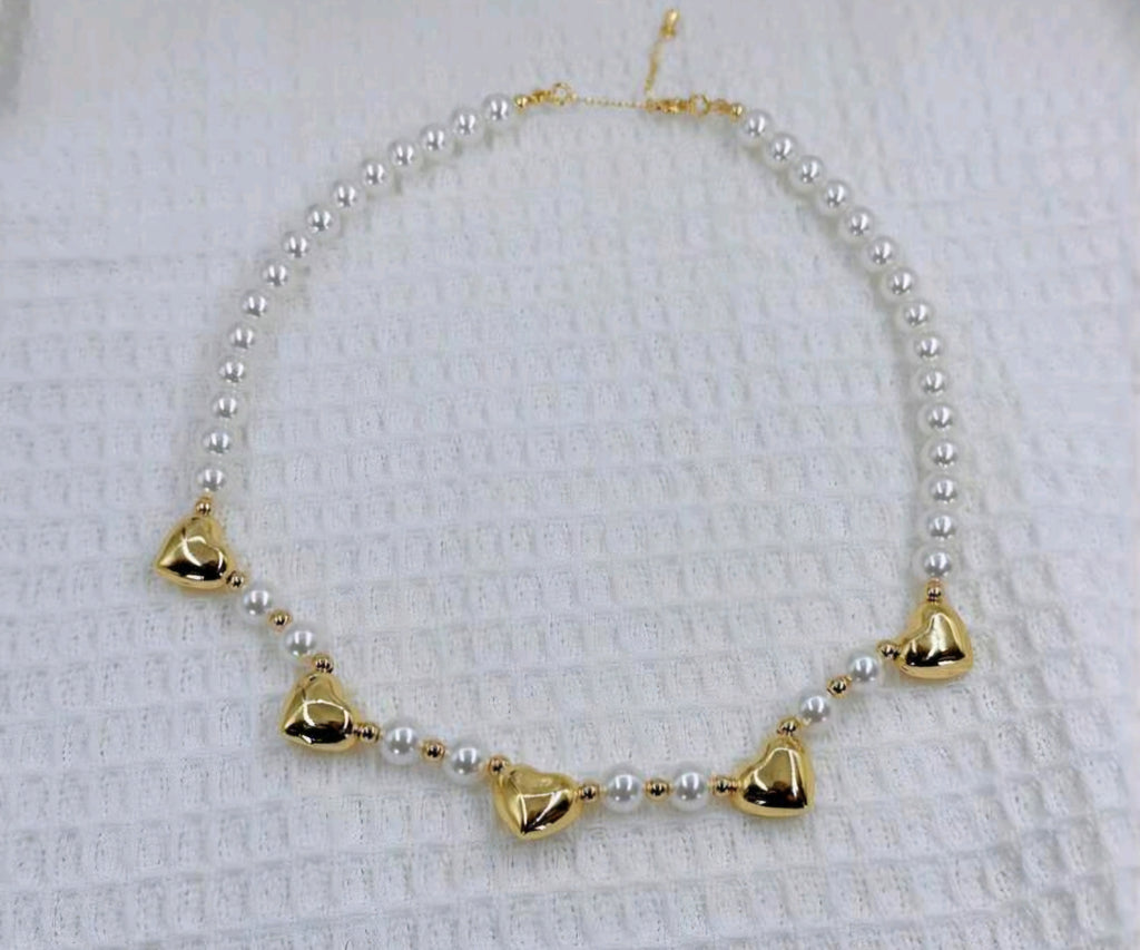 PEARLS AND HEARTS NECKLACE