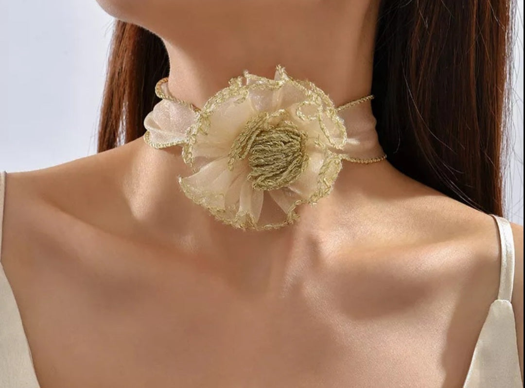 NATALIE FLOWER NECKLACE