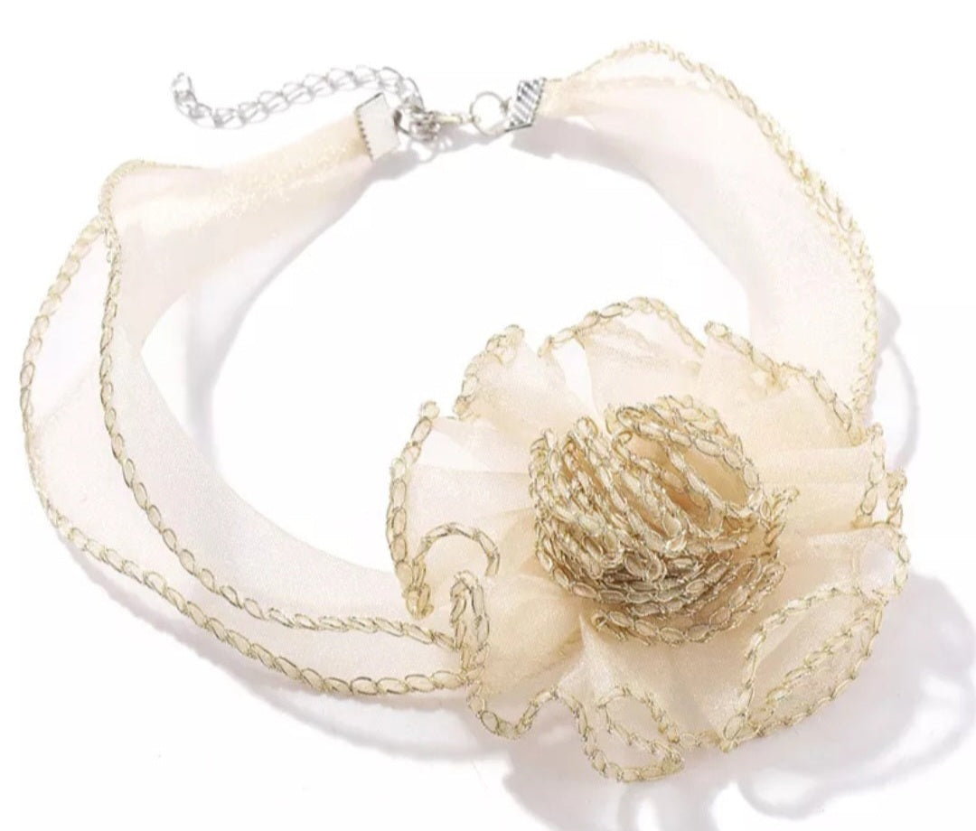 NATALIE FLOWER NECKLACE